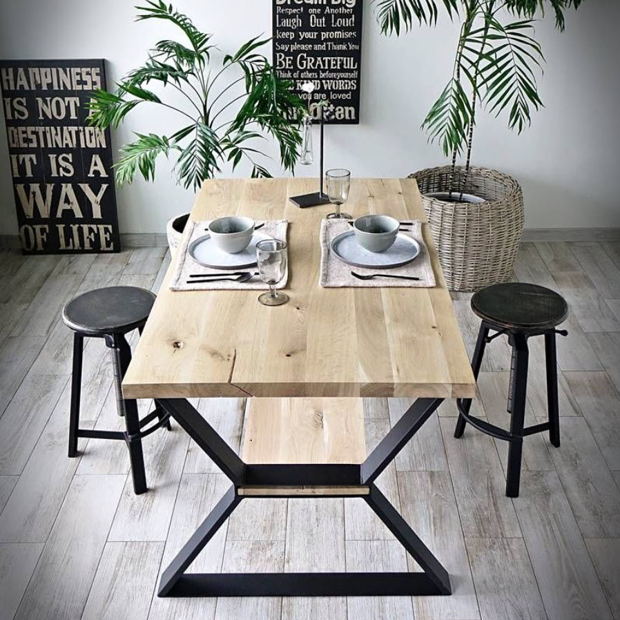 Must metallist lauajalg loft-stiilis interjööris