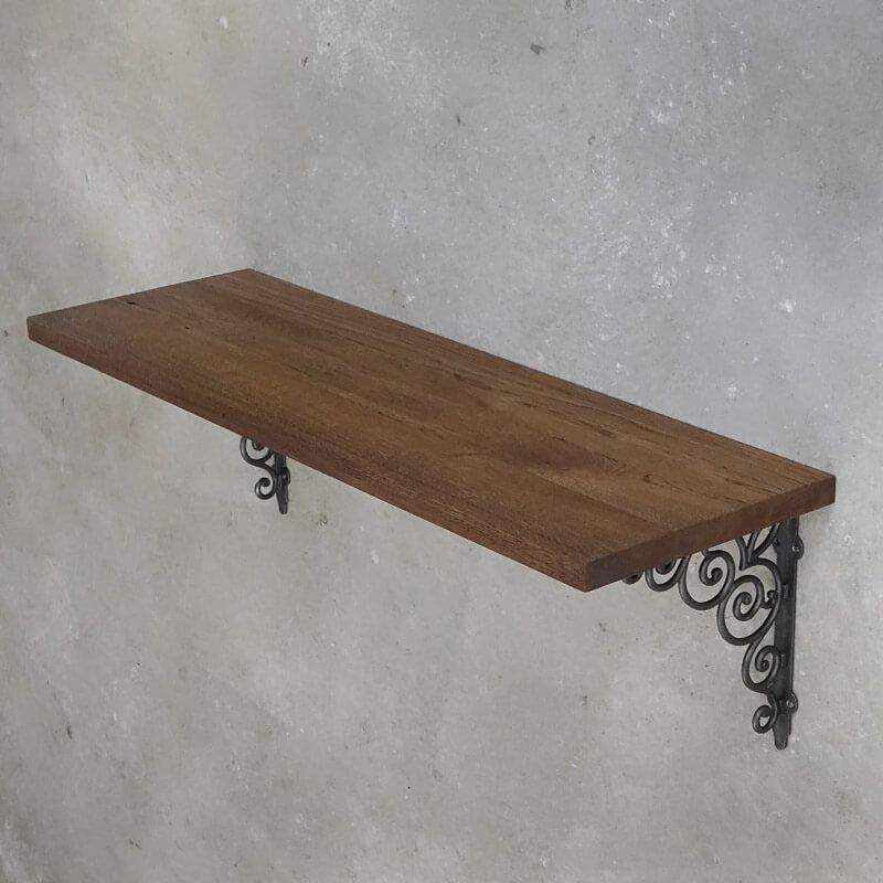 tammepuidust seinariiul elutoas