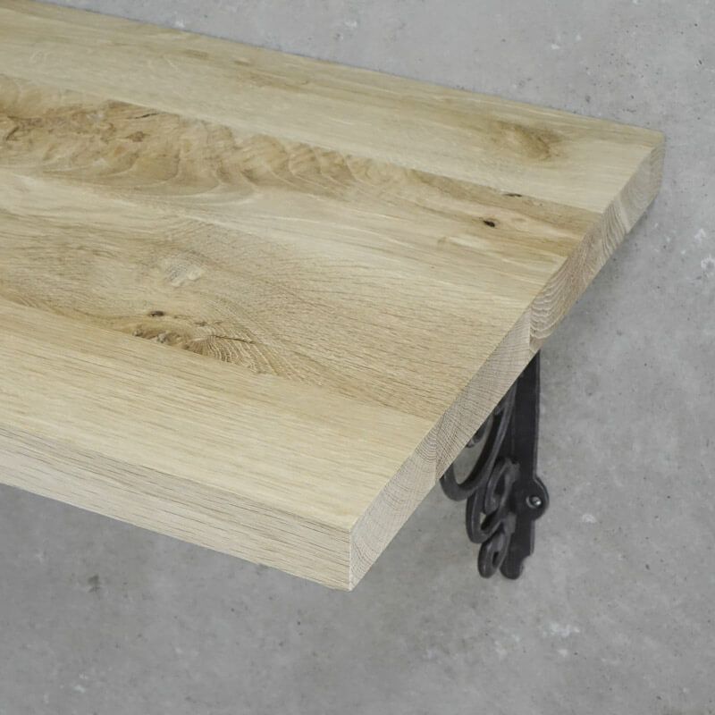 tammepuidust seinariiul naturaalõliga viimistletud