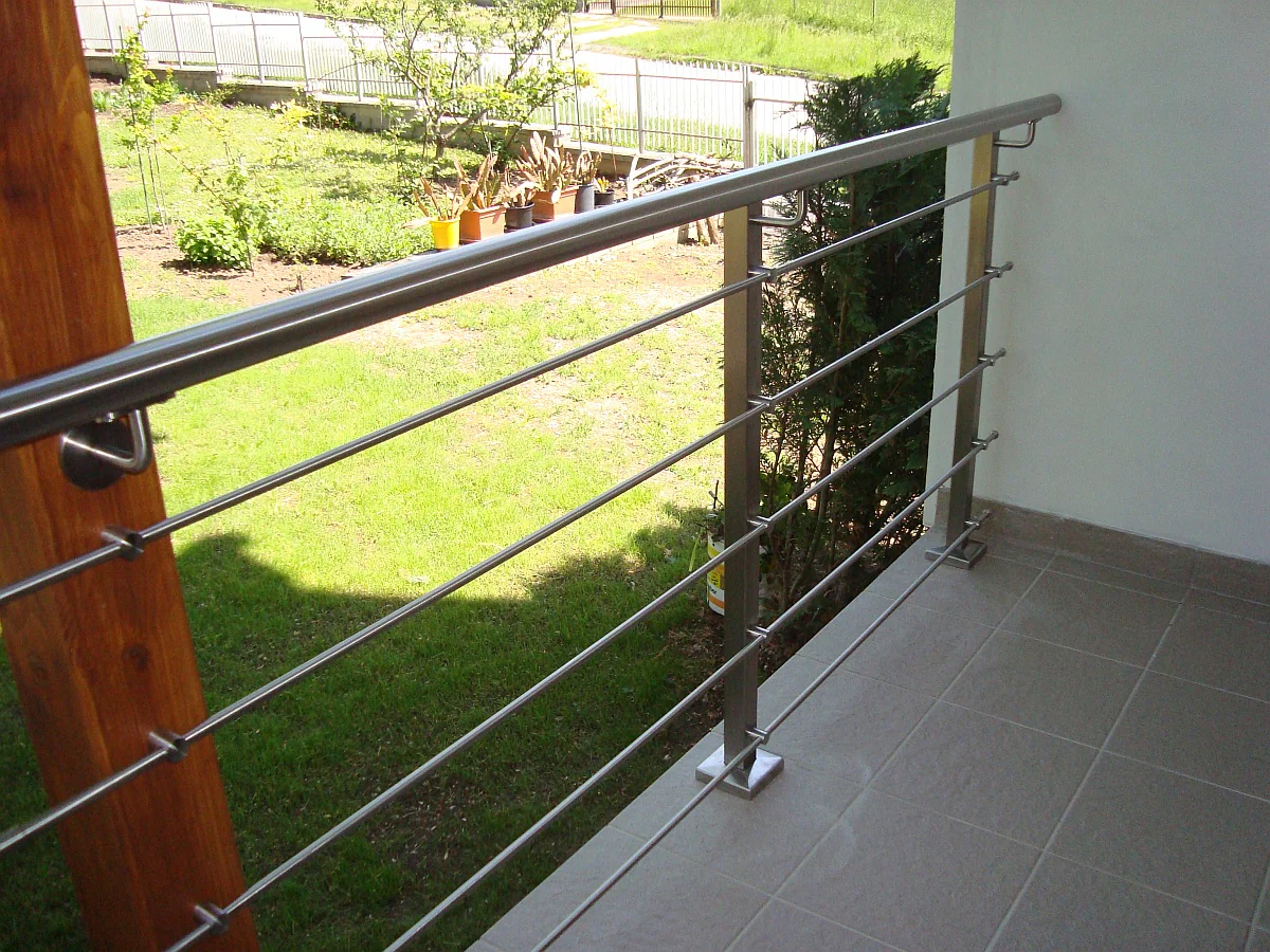 Roostevaba piirdepost terrassi piirdele